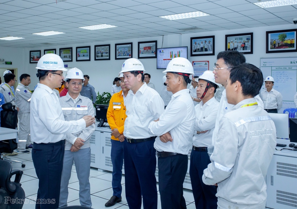 Đoàn công tác đi thăm và tặng quà CBCNV Khí - Điện - Đạm Cà Mau Đoàn công tác đi thăm và tặng quà CBCNV Khí - Điện - Đạm Cà Mau