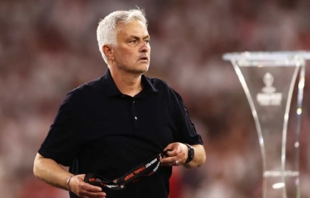 Jose Mourinho: "Tôi sẽ không đi đâu cả!"