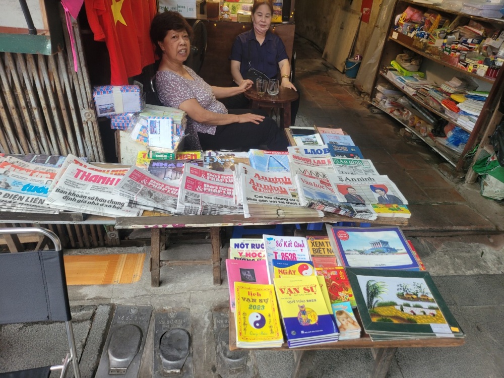 Hình ảnh người bán báo dạo ở Hà Nội chỉ còn là hoài niệm