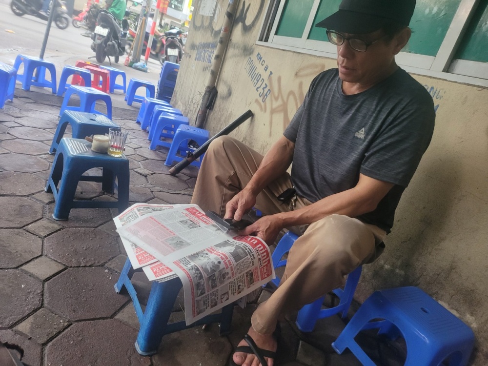 Hình ảnh người bán báo dạo ở Hà Nội chỉ còn là hoài niệm