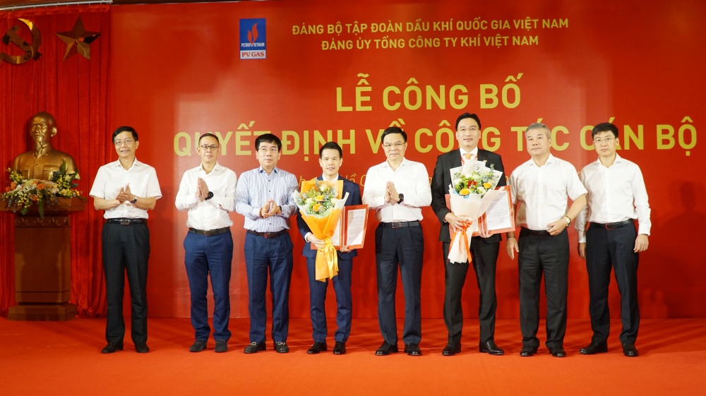 Ban Lãnh đạo Đảng ủy Tập đoàn Dầu khí Quốc gia Việt Nam trân trọng công bố và trao quyết định cho các lãnh đạo cấp cao PV GAS