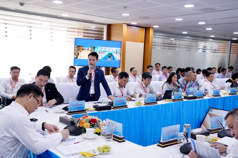 Tổng giám đốc Phạm Văn Phong báo cáo các giải pháp, nhiệm vụ trọng tâm về SXKD, đầu tư xây dựng cũng như các công tác khác để đảm bảo hoàn thành các kế hoạch được giao năm 2023