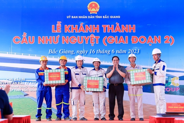 Thủ tướng Phạm Minh Chính tặng quà các đơn vị thi công dự án.