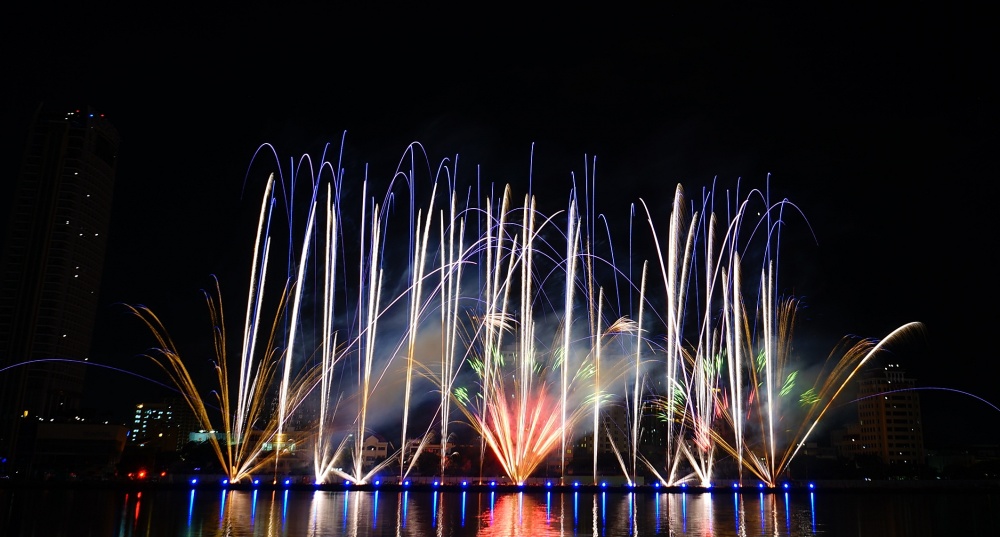 Lễ hội pháo hoa quốc tế Đà Nẵng 2023: Màn trình diễn đầy cảm xúc của  2 “cựu vương” Úc và Ý