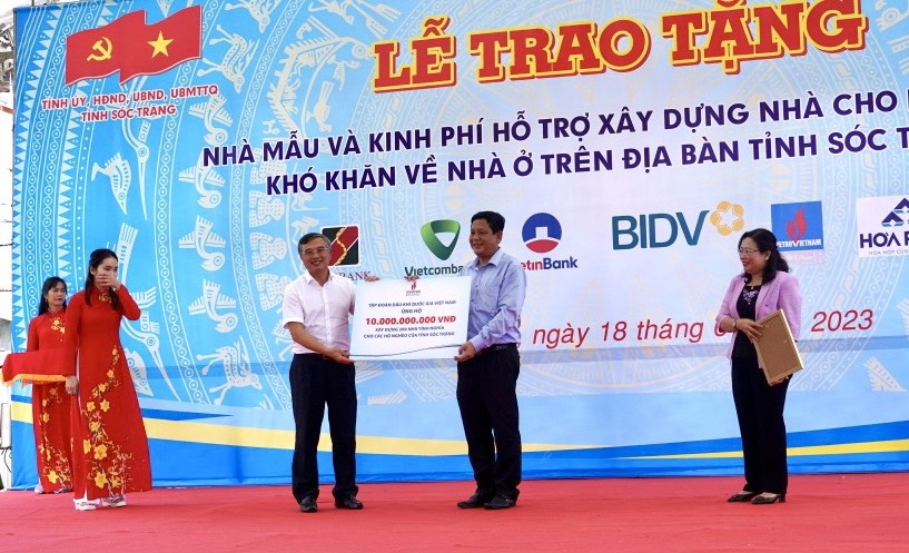Đồng chí Hoàng Quốc Vượng - Bí thư Đảng ủy, Chủ tịch HĐTV Petrovietnam trao biểu trưng hỗ trợ kinh phí 10 tỷ đồng xây nhà cho người nghèo tỉnh Sóc Trăng Đồng chí Hoàng Quốc Vượng - Bí thư Đảng ủy, Chủ tịch HĐTV Petrovietnam trao biểu trưng hỗ trợ kinh phí 10 tỷ đồng xây nhà cho người nghèo tỉnh Sóc Trăng