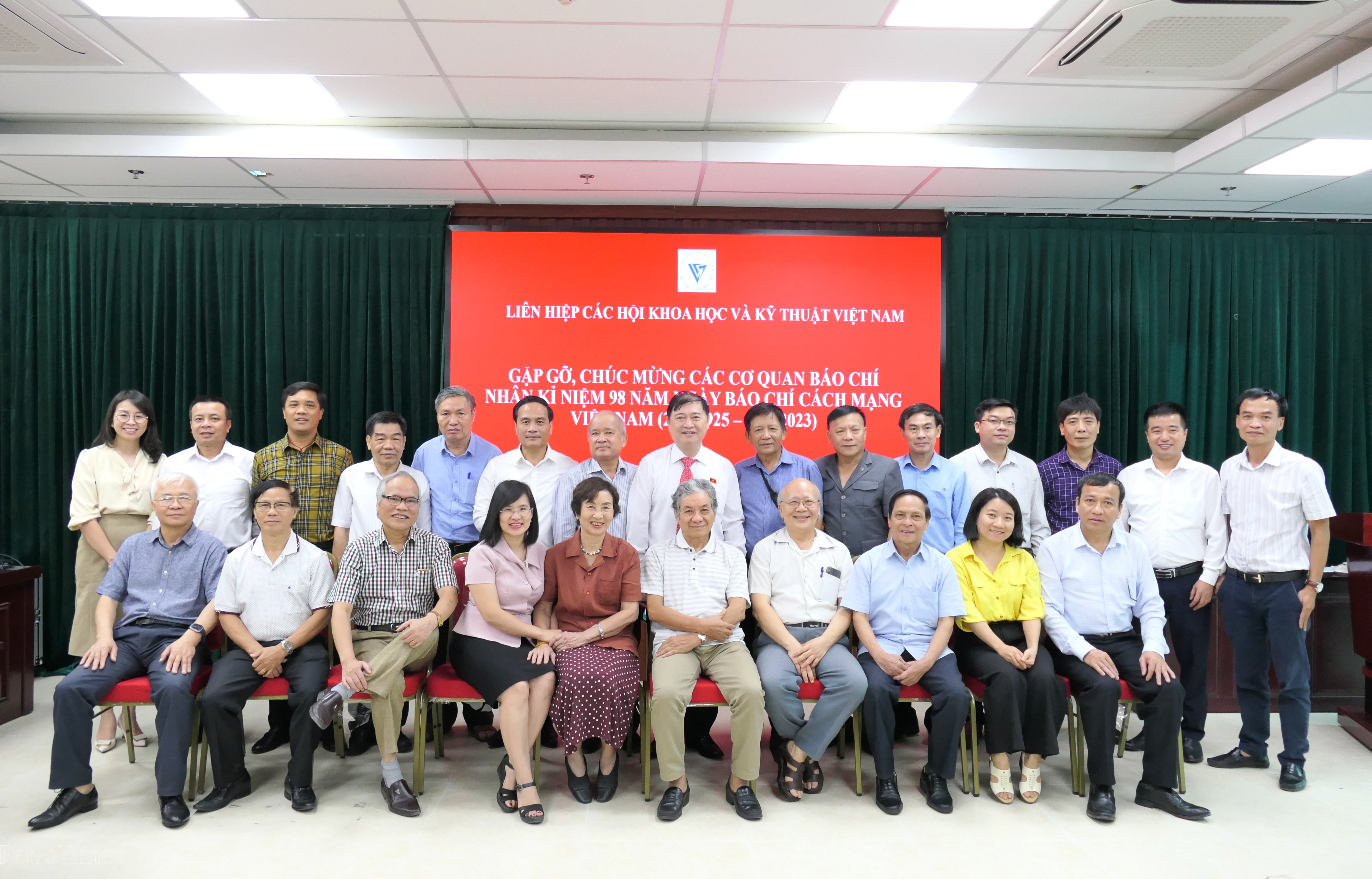Lãnh đạo Liên hiệp các Hội Khoa học và Kỹ thuật Việt Nam chụp ảnh cùng đại biểu đến từ các cơ quan báo chí, truyền thông