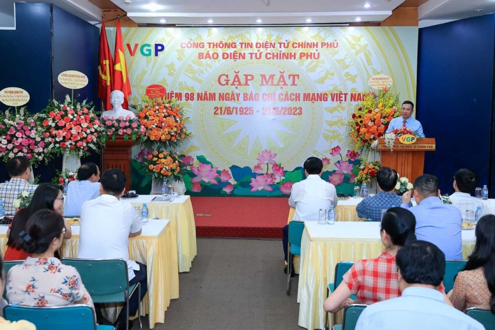 Tổng Giám đốc Cổng Thông tin điện tử Chính phủ Nguyễn Hồng Sâm báo cáo về một số kết quả nổi bật của đơn vị thời gian qua.