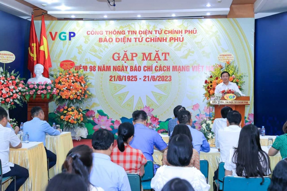 Phó Thủ tướng Trần Hồng Hà dự buổi gặp mặt kỷ niệm 98 năm Ngày Báo chí Cách mạng Việt Nam tại Cổng Thông tin điện tử Chính phủ.