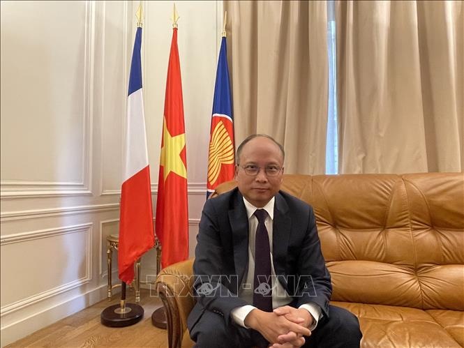Đại sứ đặc mệnh toàn quyền Việt Nam tại Pháp Đinh Toàn Thắng trả lời phỏng vấn của phóng viên TTXVN. Ảnh: Thu Hà/PV TTXVN tại Pháp