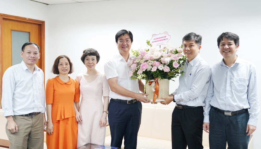 Phó Chủ tịch CĐ DKVN Nguyễn Mạnh Kha tặng hoa chúc mừng Tạp chí Dầu khí.