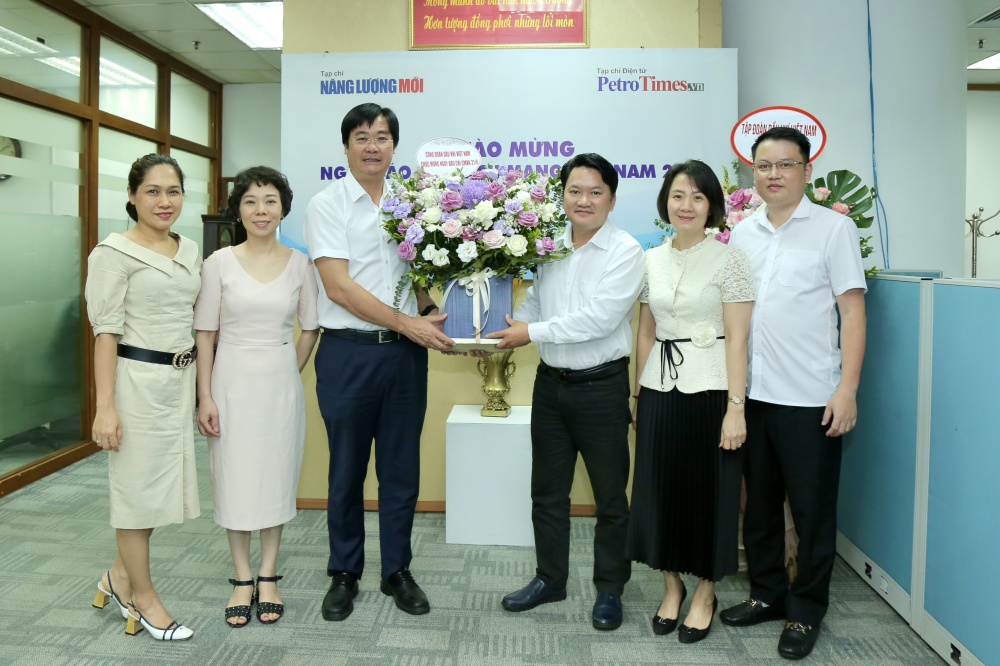 Phó Chủ tịch CĐ DKVN Nguyễn Mạnh Kha tặng hoa chúc mừng Tạp chí Năng lượng Mới.