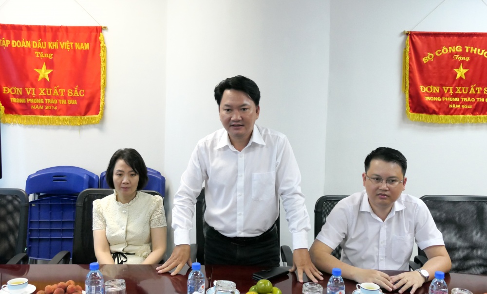Nhà báo Phạm Thuận Thiên, Phó Tổng biên tập phụ trách Tạp chí phát biểu cảm ơn lãnh đạo Tập đoàn Dầu khí Việt Nam