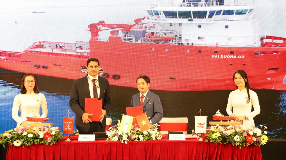 Ông K.Venugopal – Giám đốc Hàng hải và ông Trần Quang Hùng – Tổng Giám đốc Haduco ký kết hợp đồng cung cấp 7 tàu phục vụ SXKD của ONGC tại Ấn Độ
