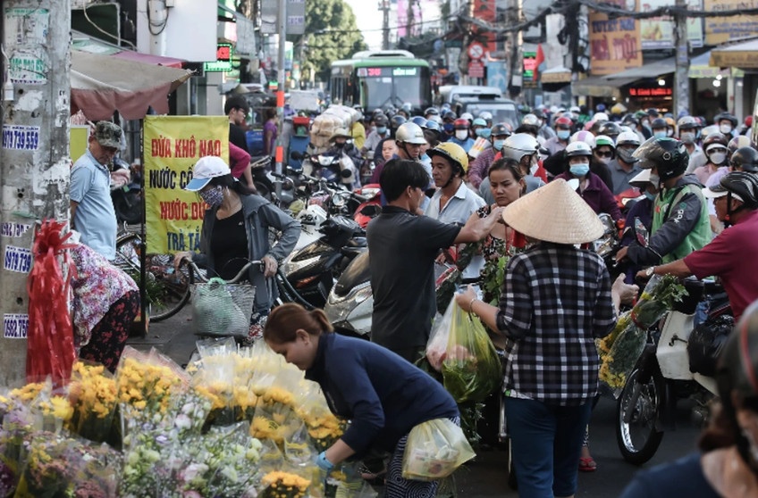 Hàng dài người dân chờ mua bánh ú, trái cây tại chợ Bà Chiểu (quận Bình Thạnh) sáng nay (Ảnh: Nam Anh).