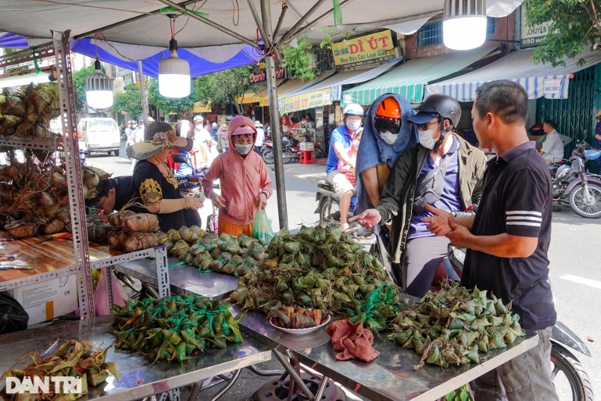 Một số điểm bán bánh bá trạng tại chợ truyền thống đông người mua từ sáng sớm (Ảnh: Nguyễn Vy).