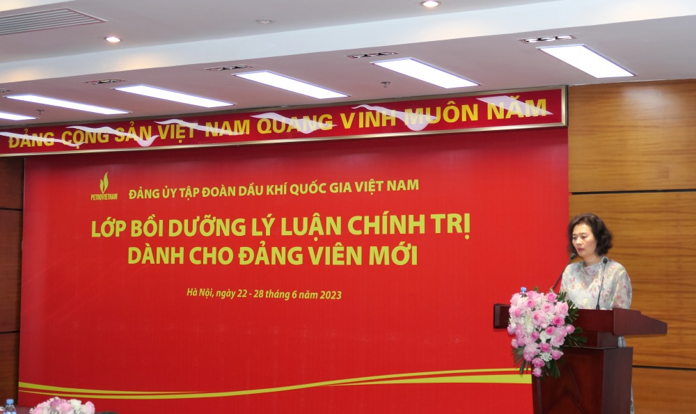 đồng chí Đinh Thị Hồng Thúy - Phó Chánh Văn phòng Đảng ủy Tập đoàn