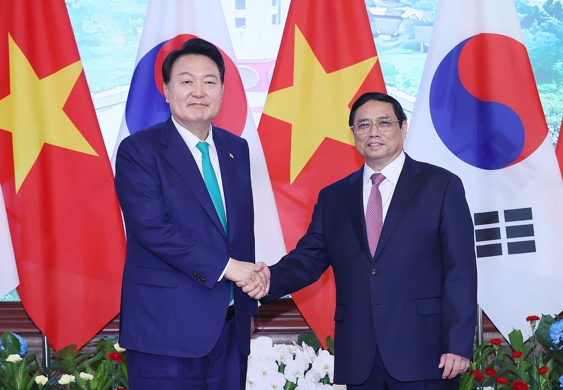 Thủ tướng Phạm Minh Chính và Tổng thống Hàn Quốc Yoon Suk Yeol chụp ảnh chung. (Nguồn: TTXVN)