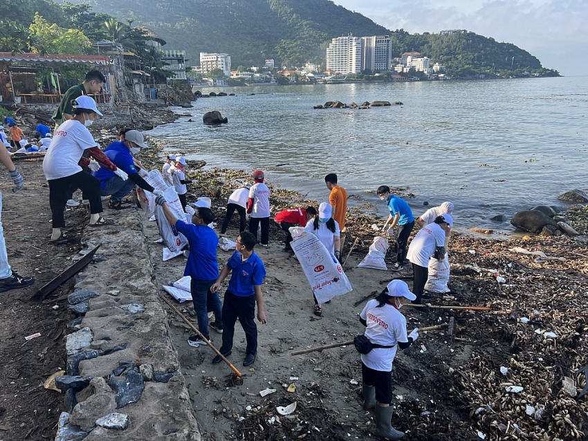 Gần 1.000 tình nguyện viên dọn rác, làm sạch biển Bãi Dâu (Vũng Tàu)