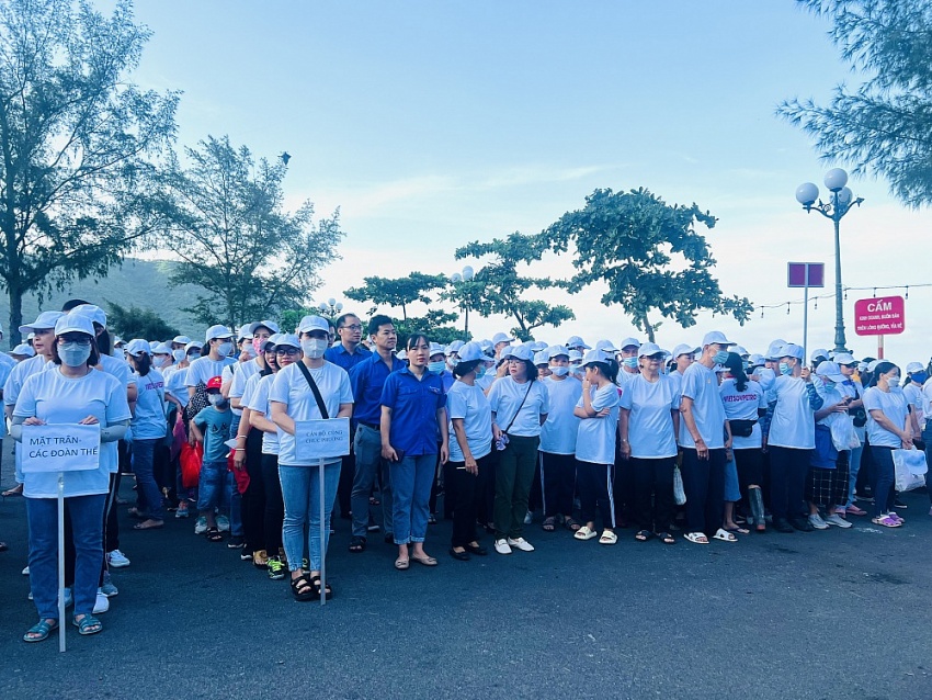 Gần 1.000 tình nguyện viên dọn rác, làm sạch biển Bãi Dâu (Vũng Tàu)