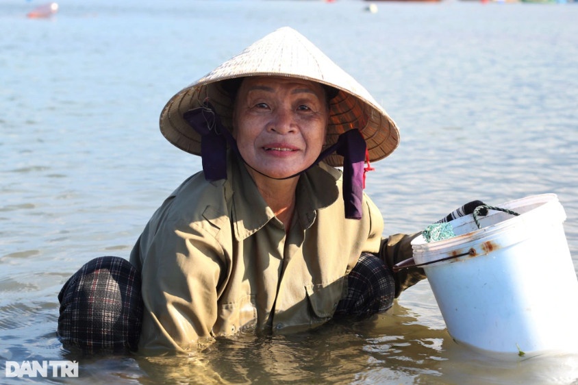 Bà Trần Thị Liên (65 tuổi) mỗi ngày đều mò mẫm hàng giờ đồng hồ dưới nước để tìm kiếm hải sản.