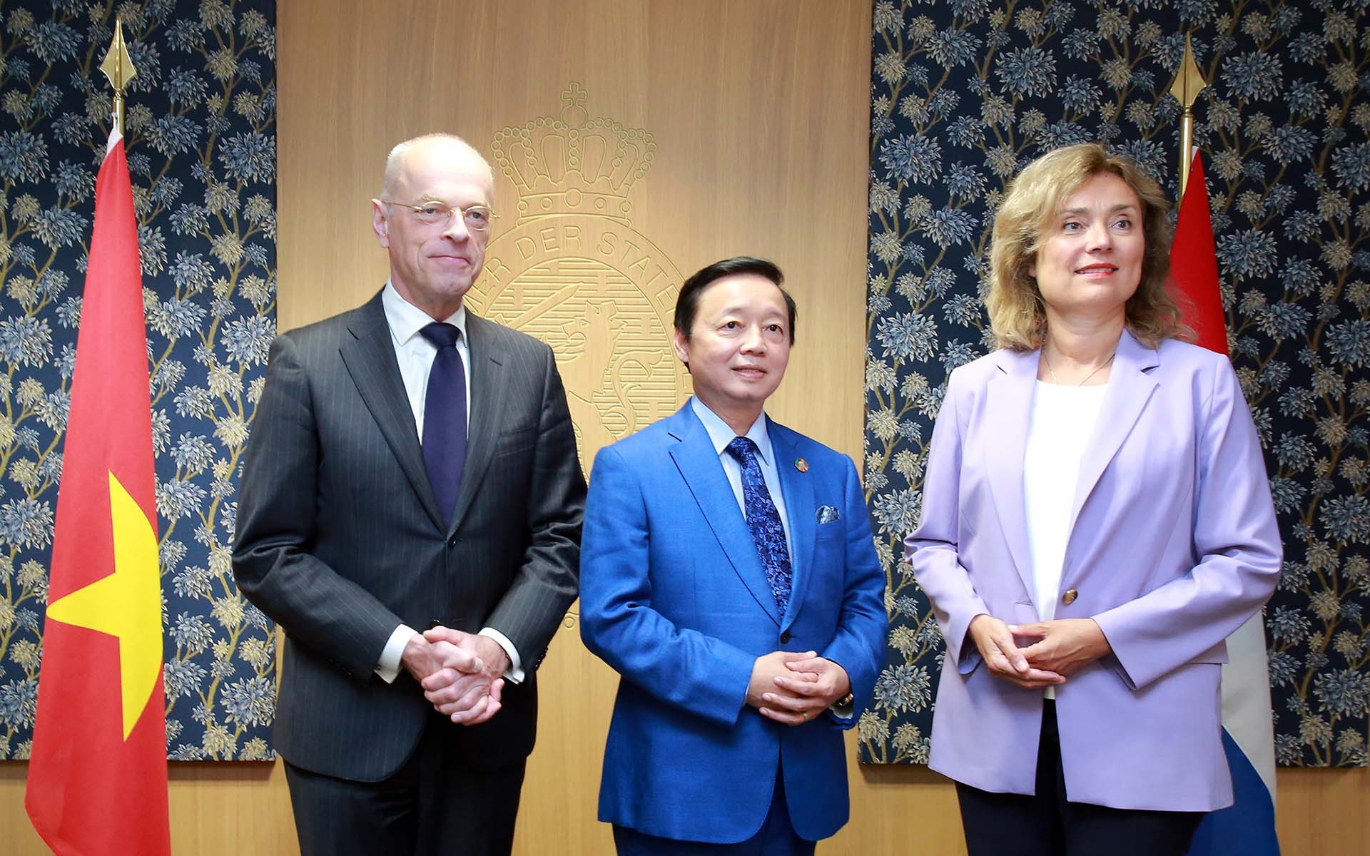 Phó Thủ tướng Trần Hồng Hà và Chủ tịch Thượng viện Hà Lan Jan Anthonie Bruijn (bên trái), Chủ tịch Hạ viện Hà Lan Vera Berglamp.