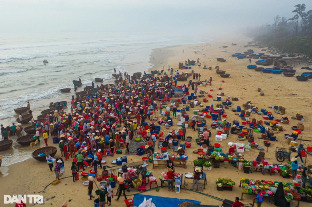 Hình ảnh chợ cá trên bãi biển lớn nhất miền Trung