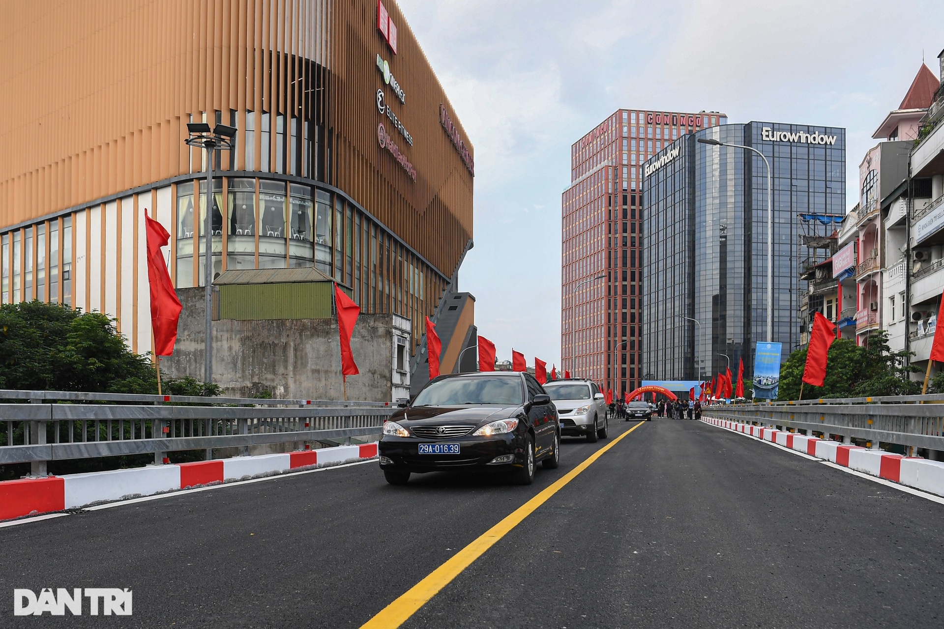 Thông xe cầu vượt chữ C đầu tiên ở Hà Nội, trị giá gần 150 tỷ đồng - 6