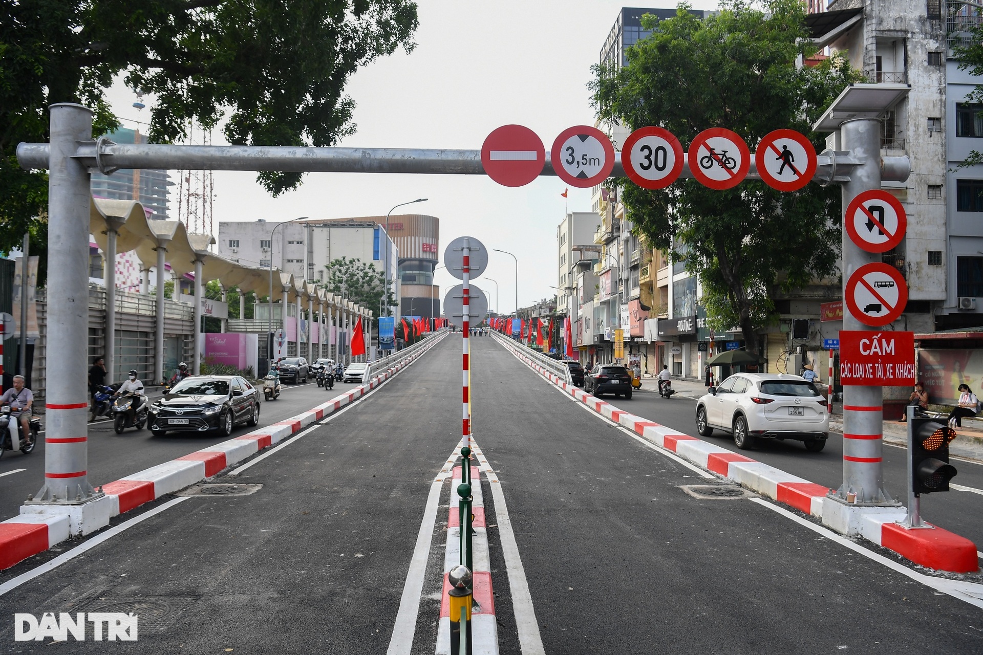 Thông xe cầu vượt chữ C đầu tiên ở Hà Nội, trị giá gần 150 tỷ đồng - 4