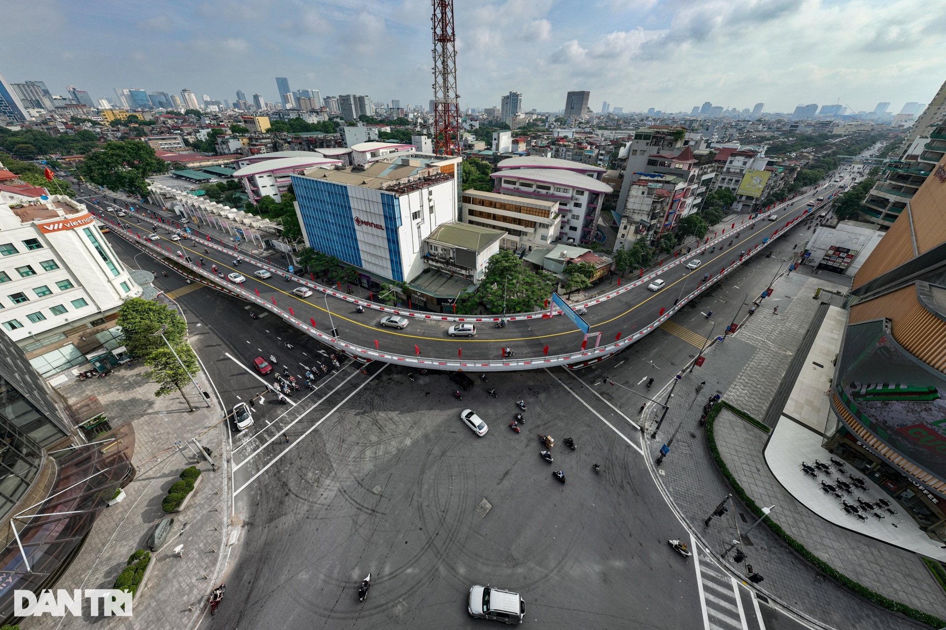 Thông xe cầu vượt chữ C đầu tiên ở Hà Nội, trị giá gần 150 tỷ đồng - 3