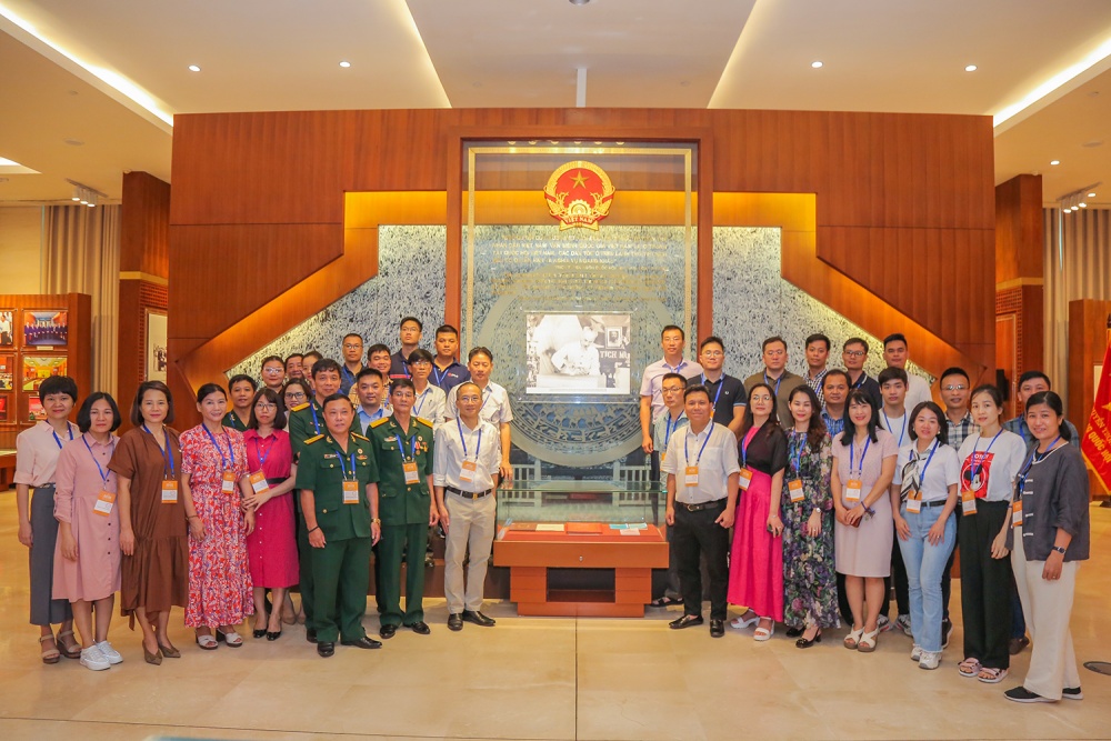 Công đoàn PVI thăm Tòa nhà Quốc hội Việt Nam