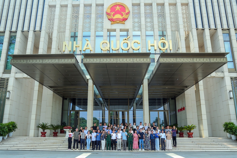 Công đoàn PVI thăm Tòa nhà Quốc hội Việt Nam