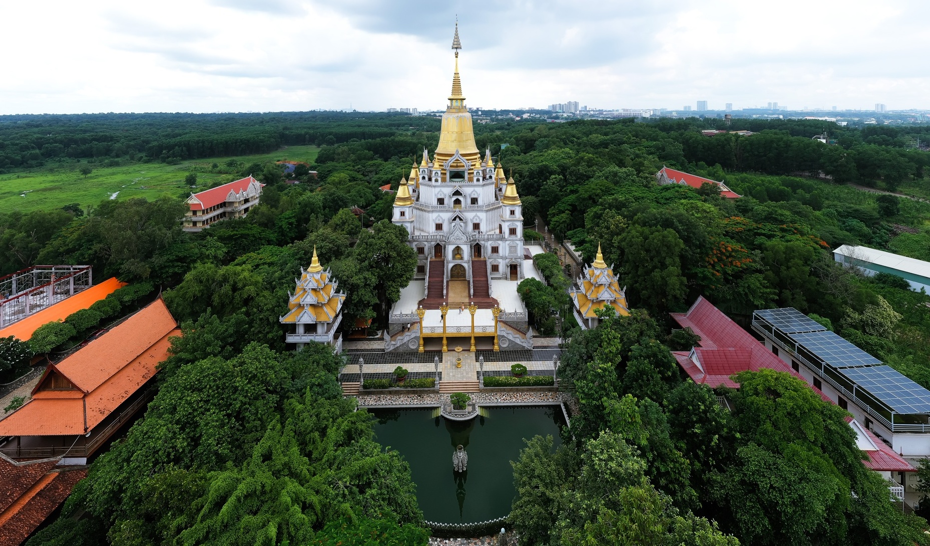 Cận cảnh ngôi chùa từng được xếp vào hàng đẹp nhất thế giới