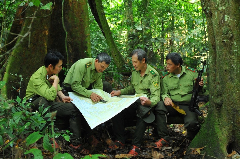Được giao quản lý 6.000ha rừng, anh Dũng vẽ bản đồ khu vực, thuộc rừng như lòng bàn tay (Ảnh: TB).