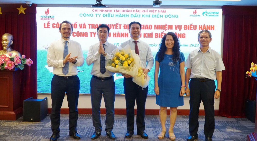 Các Phó Tổng Giám đốc BIENDONG POC thay mặt tập thể CBCNV công ty tặng hoa chúc mừng đồng chí Phạm Tiến Dũng