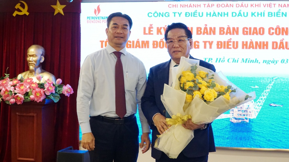 Đồng chí Phạm Tiến Dũng tặng hoa tri ân tới đồng chí Ngô Hữu Hải