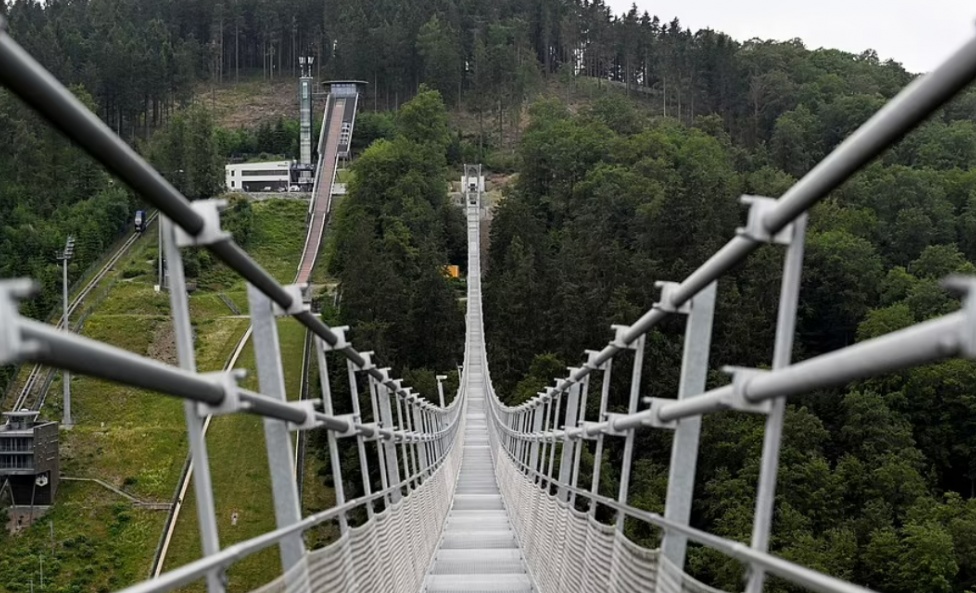 Cầu treo dành cho người đi bộ không có giá đỡ dài nhất thế giới