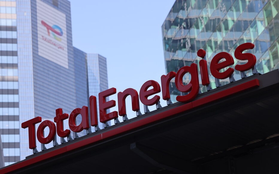 Shell và TotalEnergies bị cáo buộc vẫn mua bán khí đốt của Nga
