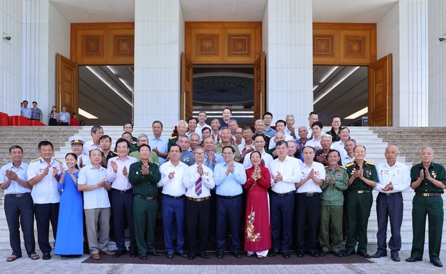 Thủ tướng chụp ảnh lưu niệm cùng Đoàn đại biểu người có công tiêu biểu tỉnh Nam Định.
