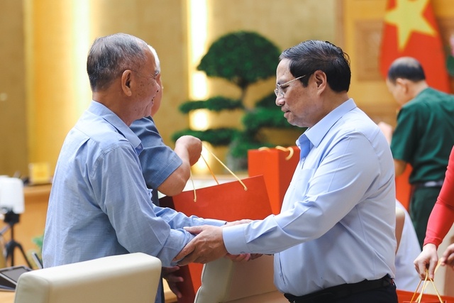 Thủ tướng ân cần hỏi thăm và tặng quà người có công tiêu biểu tỉnh Nam Định.