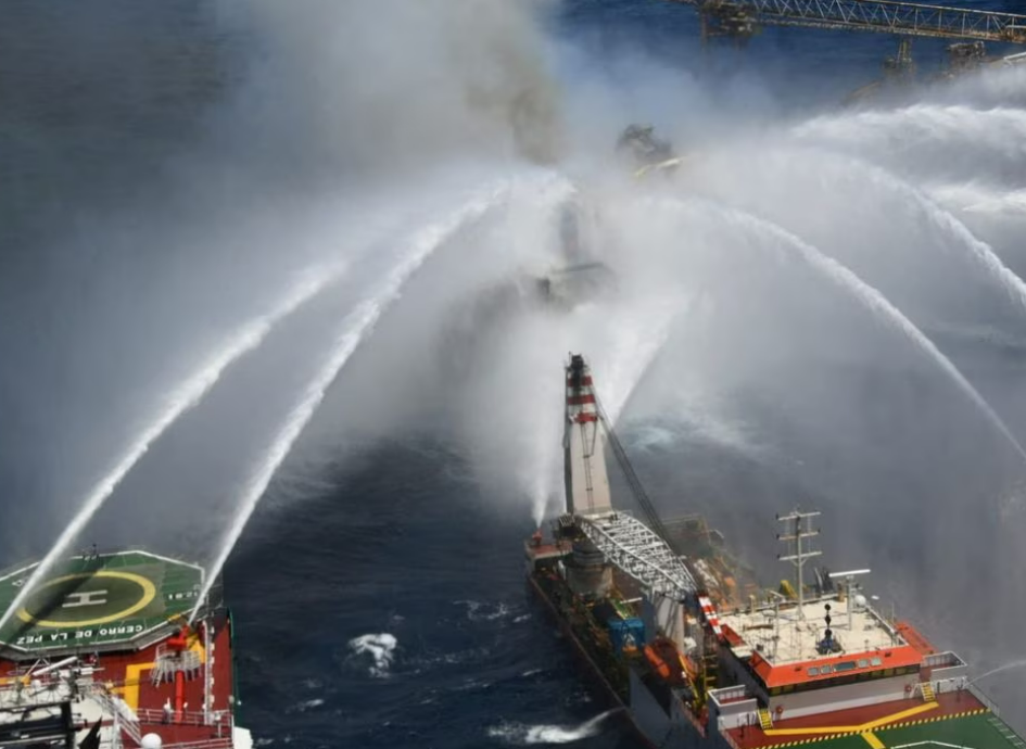 Cháy giàn khoan ngoài khơi Vịnh Mexico, thiệt hại hàng trăm nghìn thùng dầu