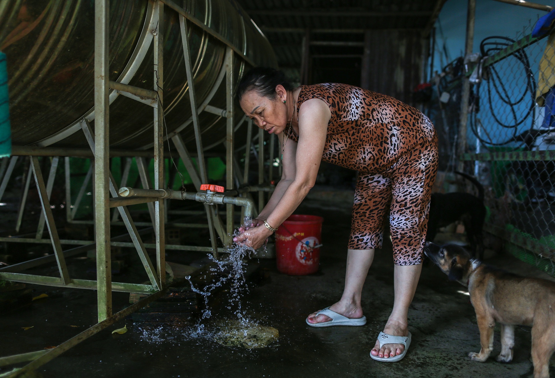 Khói mù mịt, nước bẩn bủa vây người dân quanh khu xử lý rác huyện Củ Chi - 15