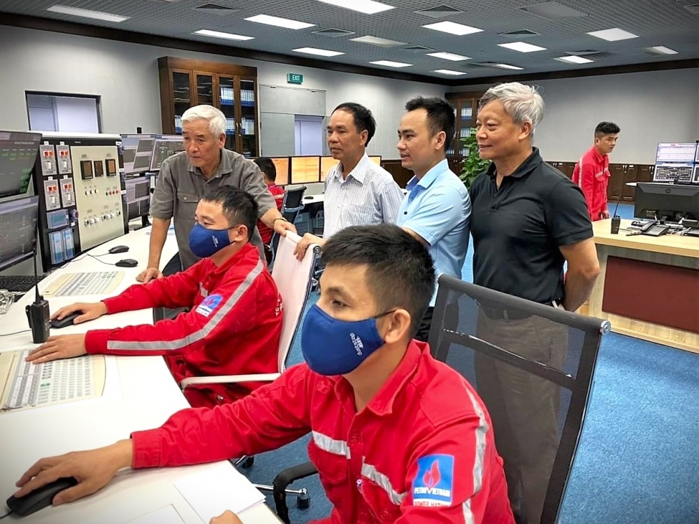 Thường trực Hội Dầu khí Việt Nam thăm và làm việc tại Nhà máy Nhiệt điện Vũng Áng 1.