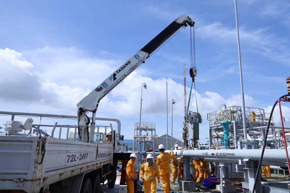 Người lao động PV GAS thực hiện công tác bảo dưỡng công trình khí