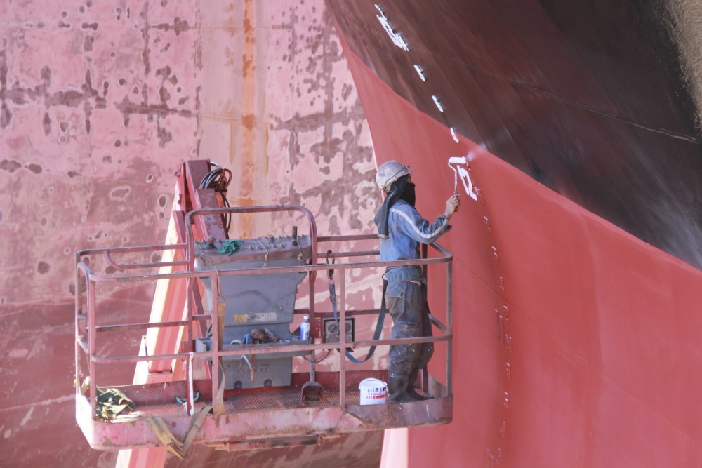 Công nhân DQS “đội nắng” đảm bảo tiến độ bảo dưỡng sửa chữa các tàu hàng