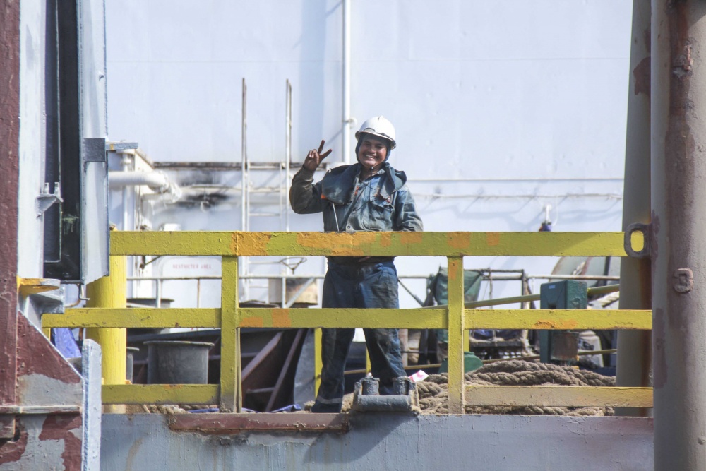 Công nhân DQS “đội nắng” đảm bảo tiến độ bảo dưỡng sửa chữa các tàu hàng