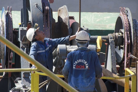 [PetroTimesTV] Công nhân DQS hăng say làm việc dưới trời nắng gắt