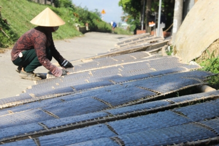 Mướt mồ hôi từ trong bếp ra ngoài sân làm bánh tích trữ cho mùa mưa rét