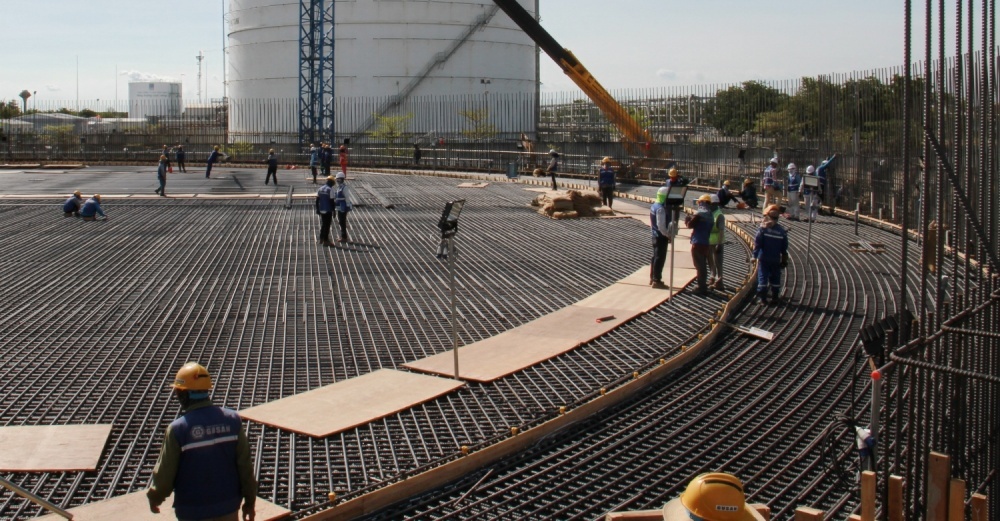 Để xây dựng bồn, người ta đã phải dùng 3.500 tấn thép loại siêu tốt, 30 ngàn mét khối bê tông