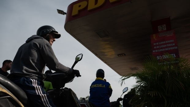 Venezuela tăng giá khí đốt khi hướng tới dỡ bỏ trợ giá nhiên liệu