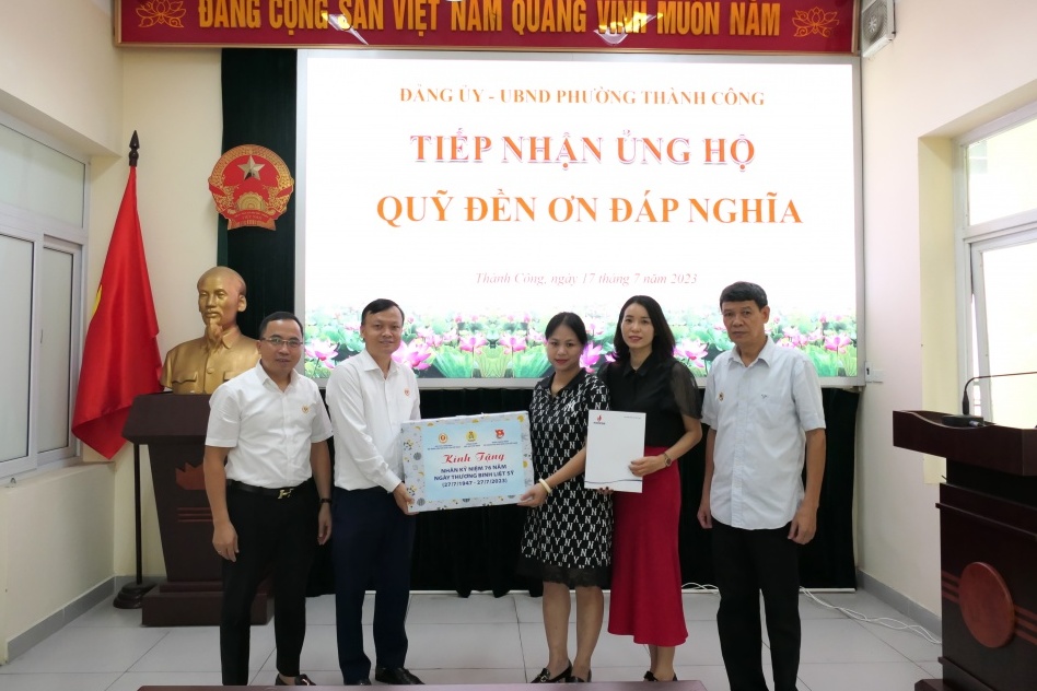 Hội CCB Tập đoàn hỗ trợ quỹ “Đền ơn đáp nghĩa” phường Thành Công, Hà Nội